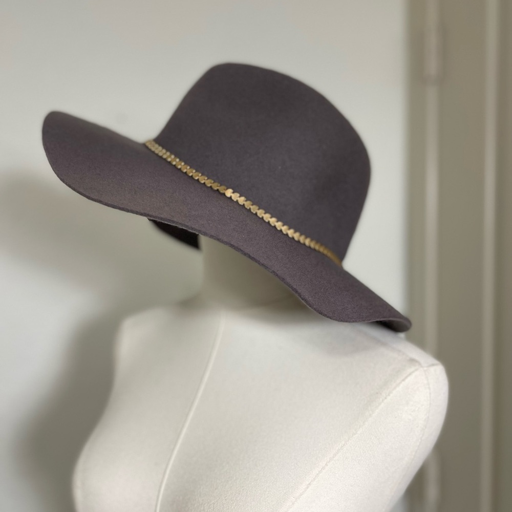 Elegant Wool Floppy Hat with Gold/Heart Chain Accent ✨